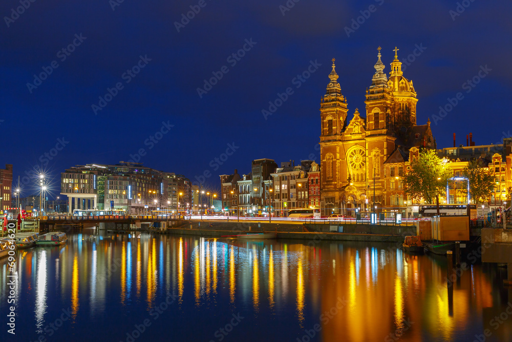 Fototapeta premium Night city view of Amsterdam canal and Basilica of Saint Nichola