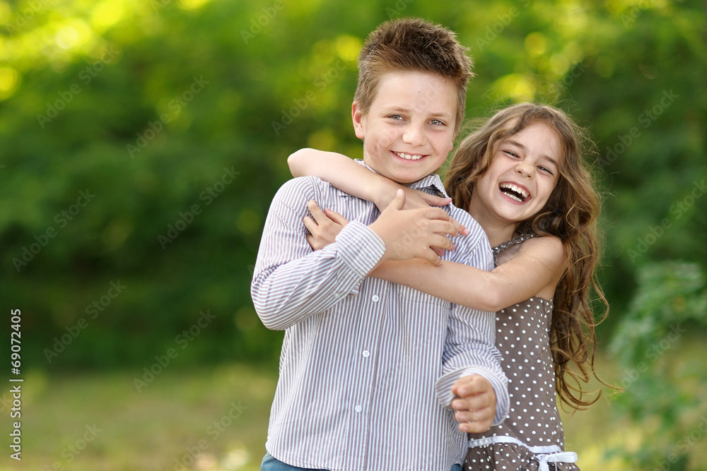 Fototapeta premium Portret dziewczynki chłopiec w lecie