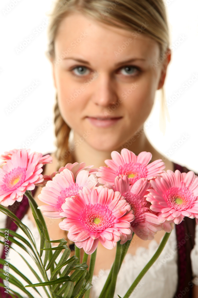 Frau im Dirndl mit Blumen