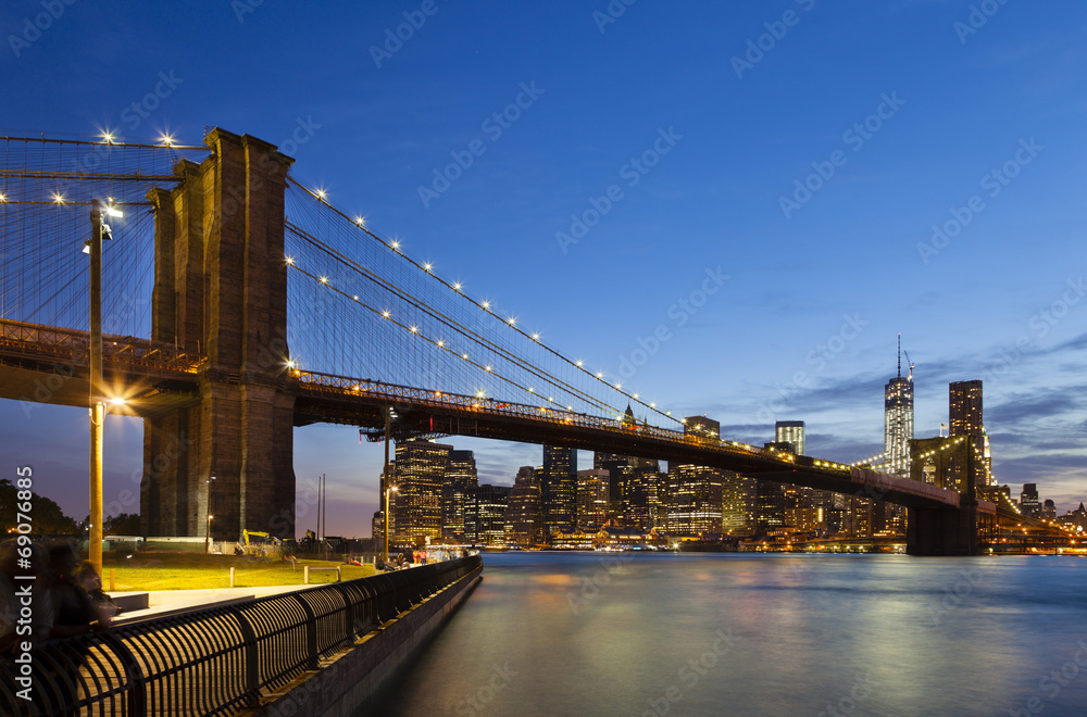 Fototapeta premium Brooklyn Bridge in New York At Night
