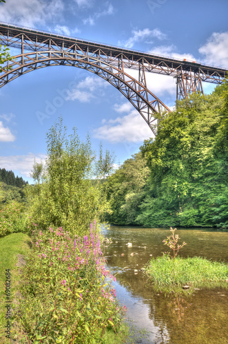 Die Wupper an der Müngstener Eisenbahnbrücke