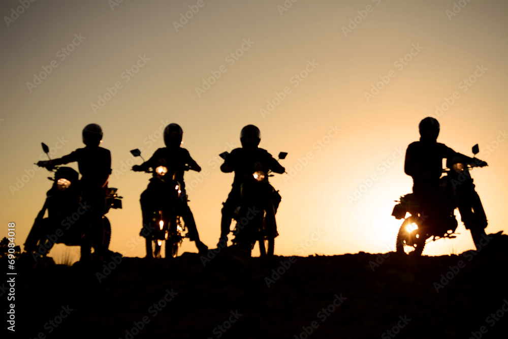 gündoğumu gezisindeki motorcular gündoğumu gezisindeki motorcular