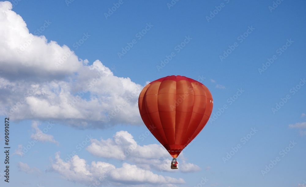 Fototapeta premium Rouge sur fond de ciel bleu