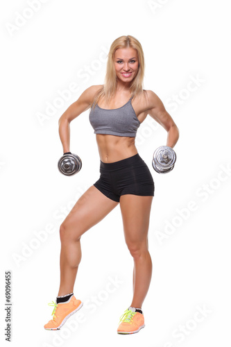 woman lifting dumbbells