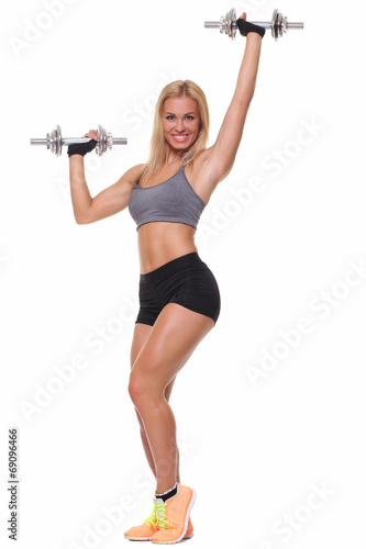 woman lifting dumbbells