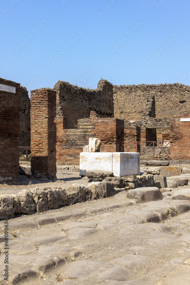 Brunnen in Pompeji mir Häuser-Ruinen - via della fortuna Brunnen in Pompeji mir Häuser-Ruinen - via della fortuna