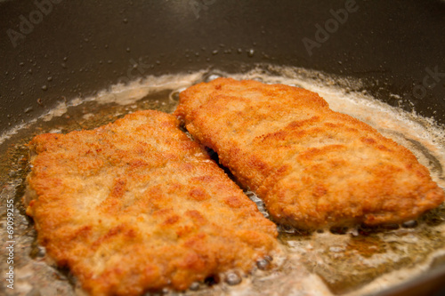 Wiener Schnitzel in der Pfanne