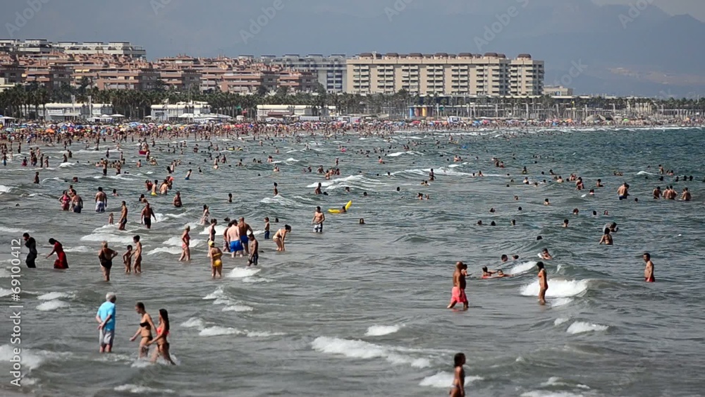 bañistas en la playa de Valencia