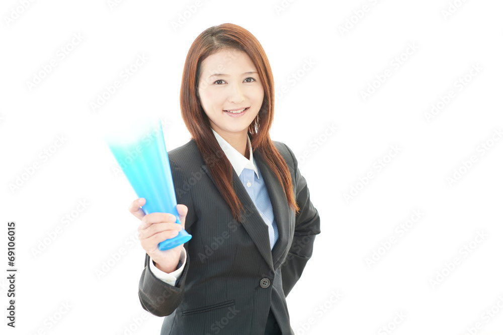 声援を送る女性