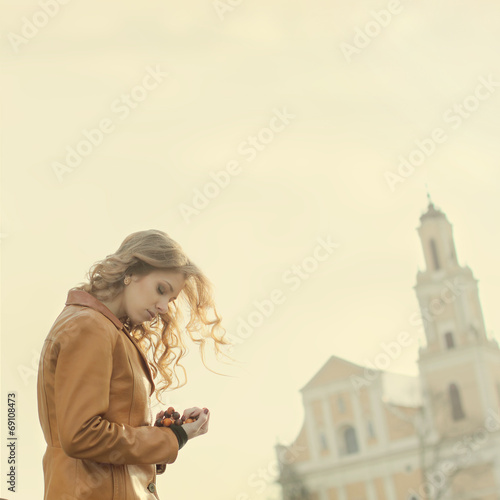 Tableau sur toile Beautiful girl praying on the background of the church