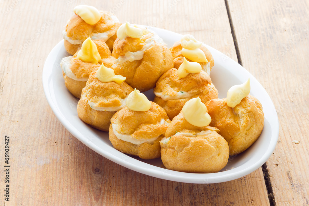 Cream puffs with tuna