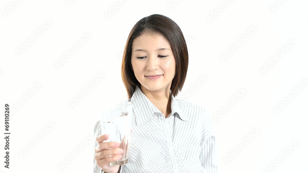水を飲む笑顔のOL 水を飲む笑顔のOL