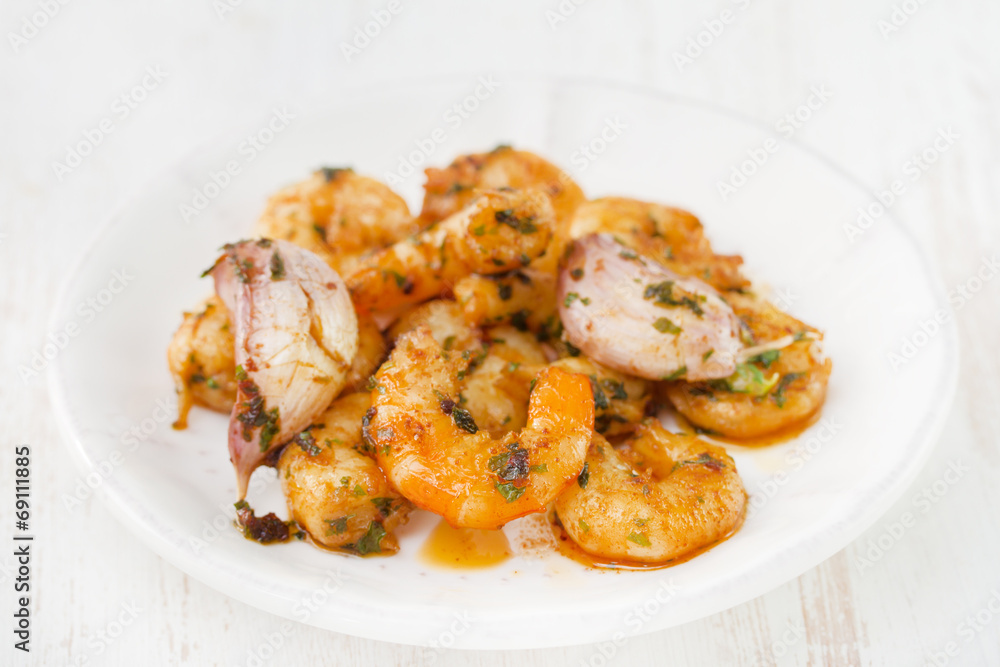 Fototapeta premium shrimps with garlic on plate