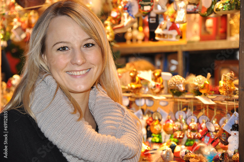 Frau vor Bude auf Weihnachtsmarkt photo