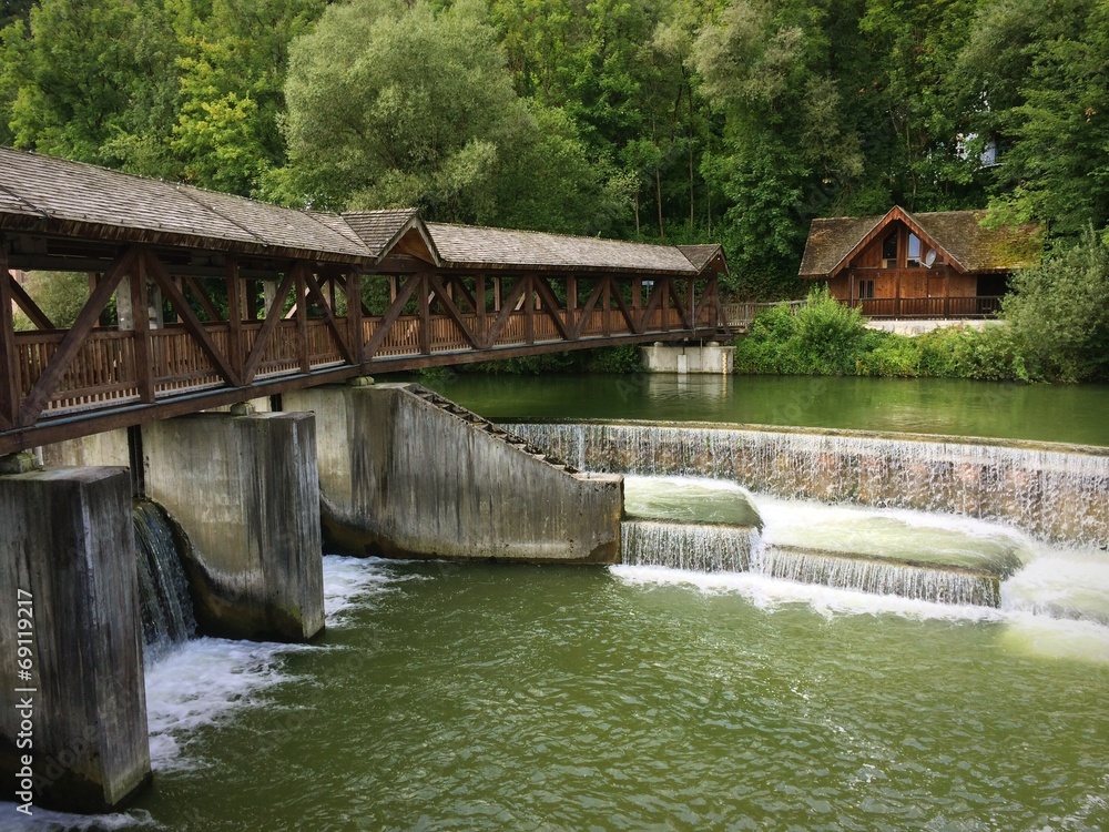 Fototapeta premium Kastenmühlwehr an der Loisach in Wolfratshausen
