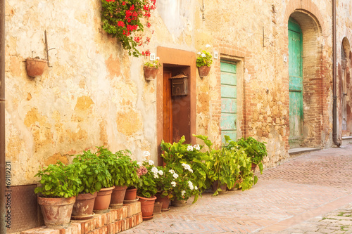 Sunny streets of Italian city Pienza in Tuscany © Jarek Pawlak
