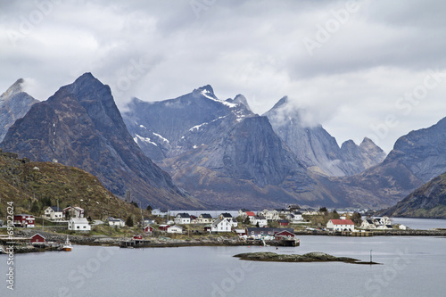 Kjerkefjorden mit Lofotenmauer photo