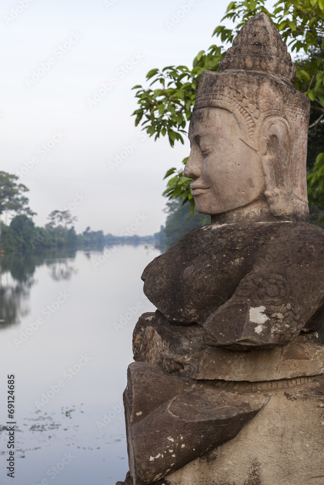 Statue und Wasserreservoir bei Angkor Thom in Angkor