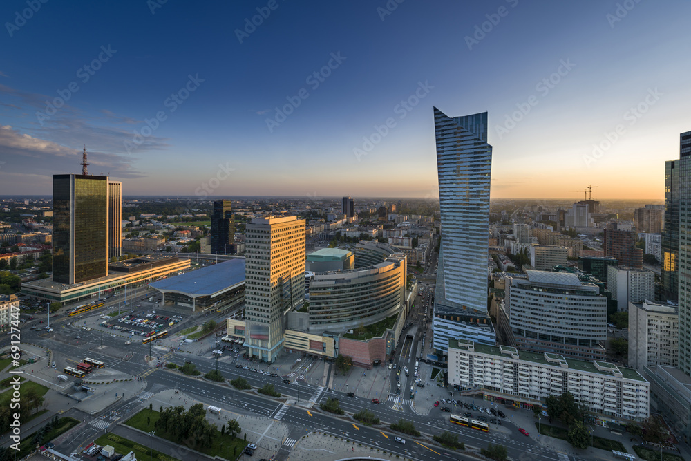 Naklejka premium Sundown over Warszawa city