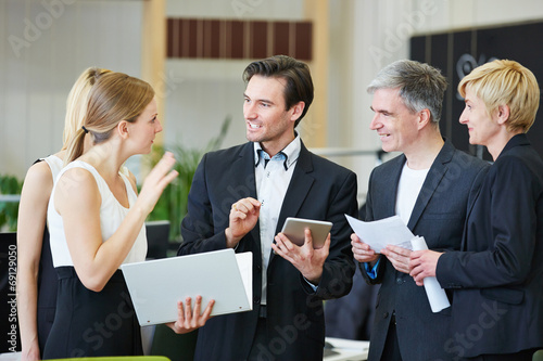 Geschäftsleute diskutieren im Büro als Team