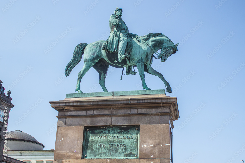 Obraz premium Rytterstatuen av Frederik VII Christiansborg Slot København