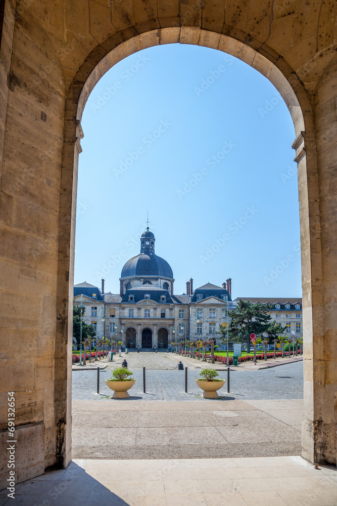 Obraz premium Główne wejście do szpitala Pitié-Salpêtrière w Paryżu