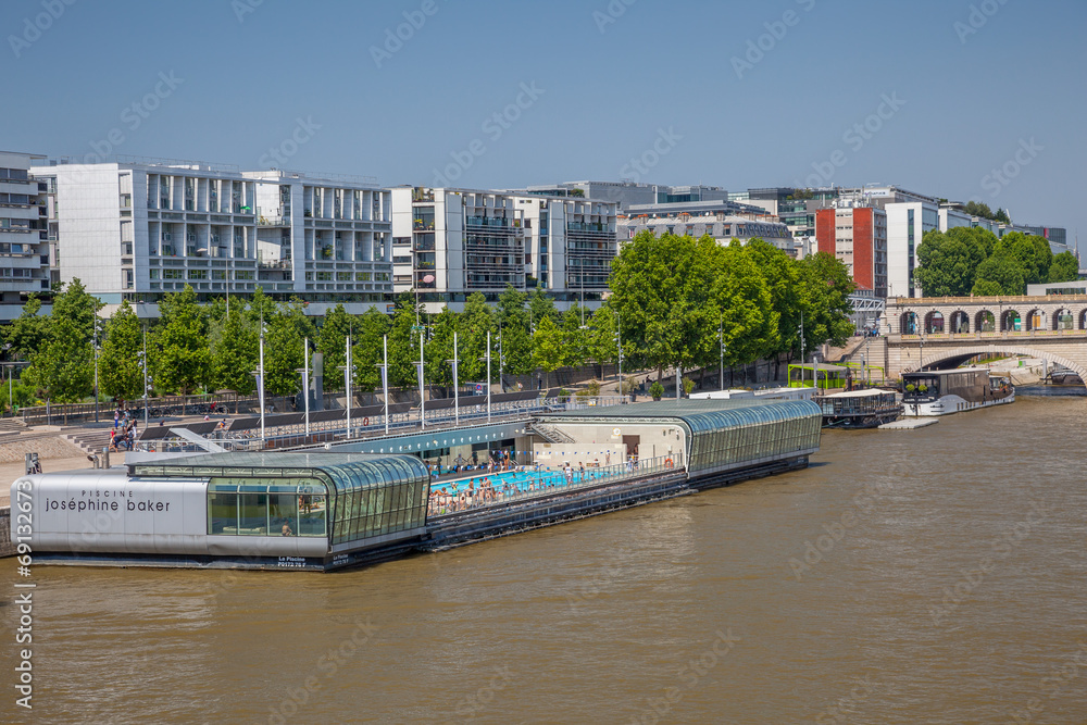 Obraz premium Paris : piscine Joséphine Baker
