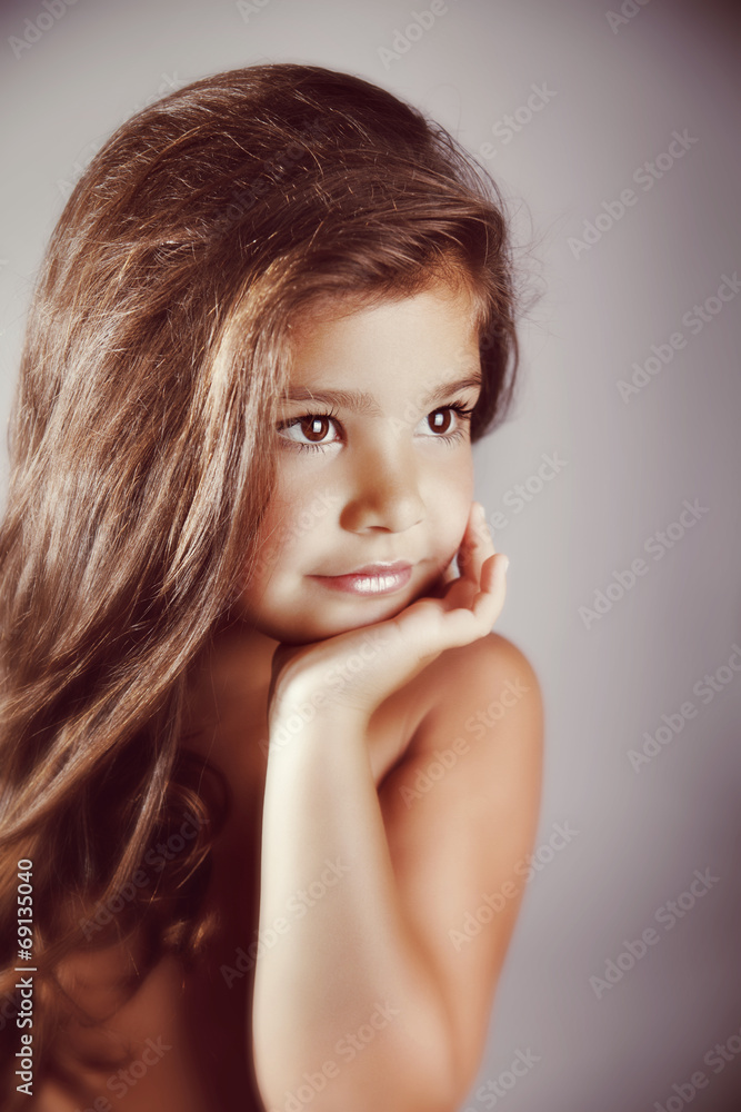 Naklejka premium Portrait of a beautiful little girl
