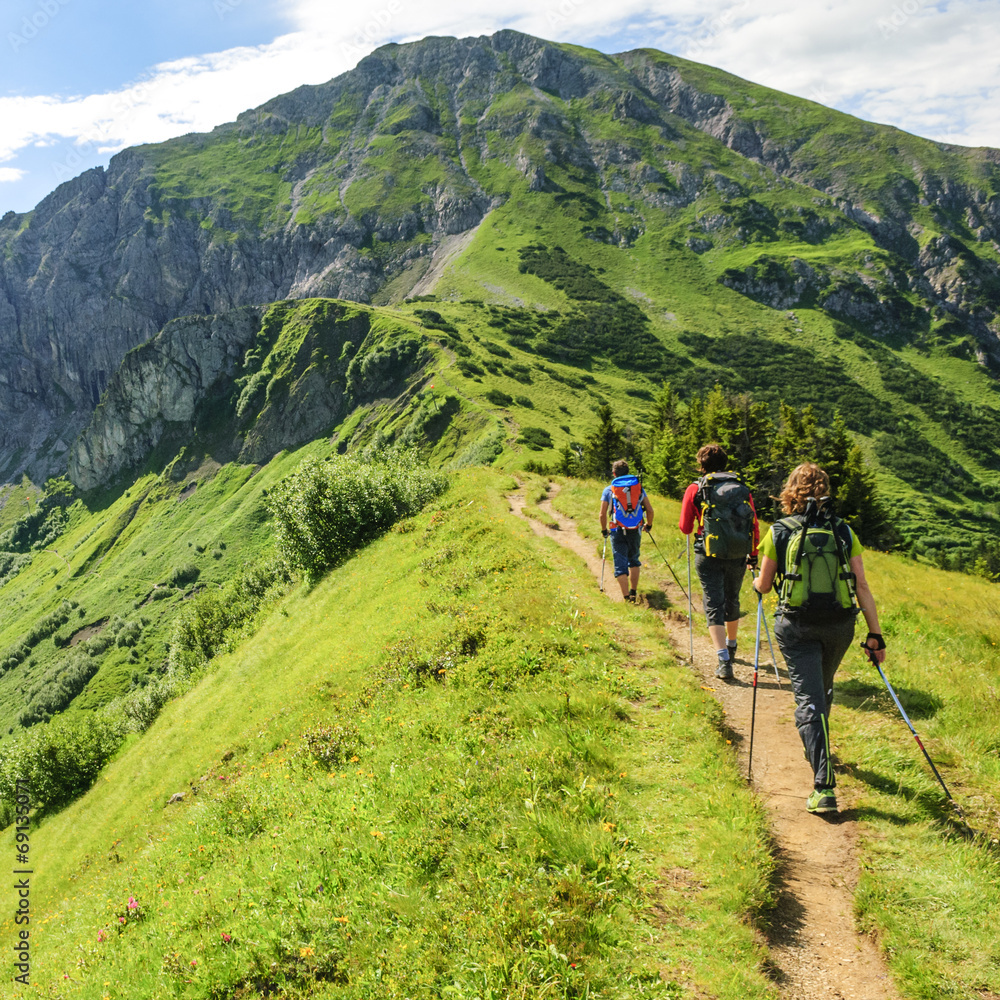 Fototapeta premium Wandergruppe am Grat