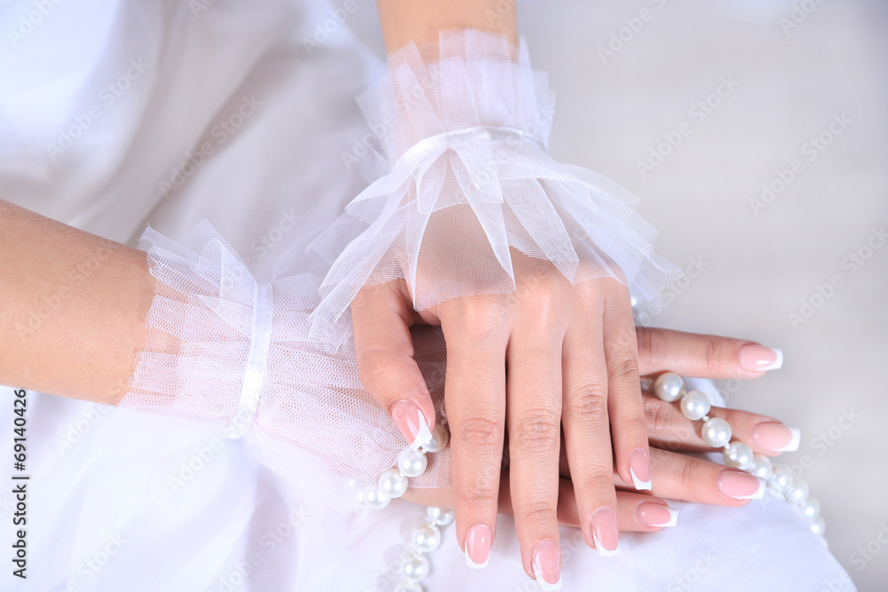 Obraz premium Wedding gloves on hands of bride, close-up