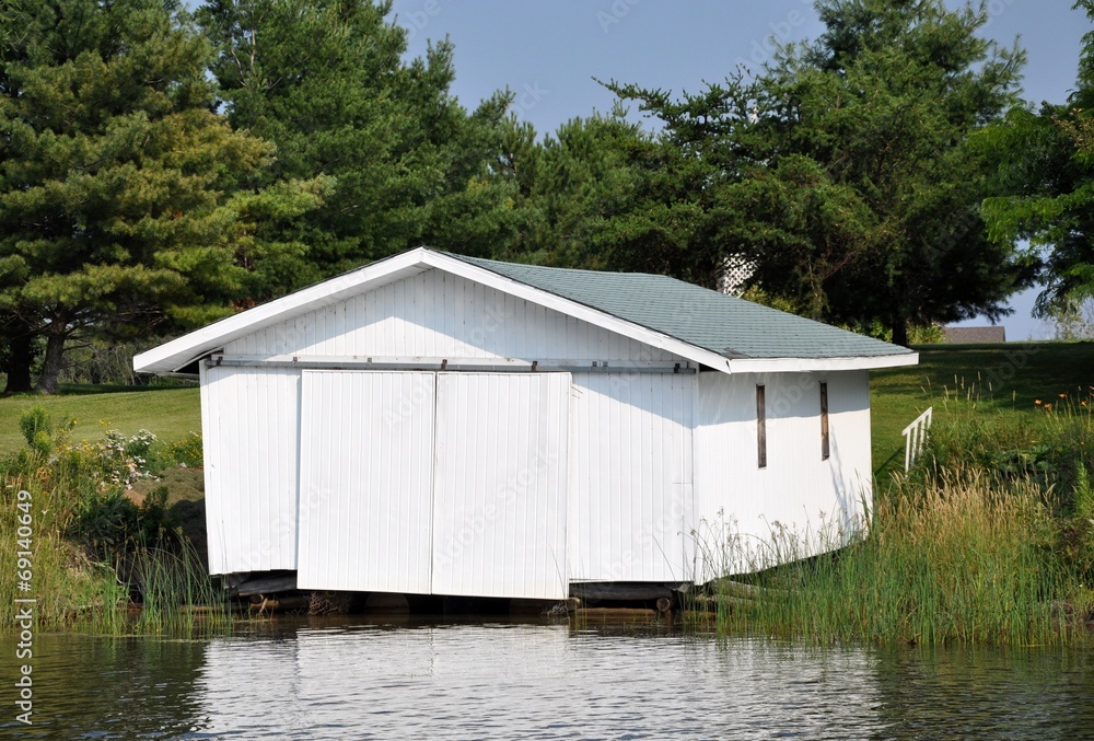 Closed boat house