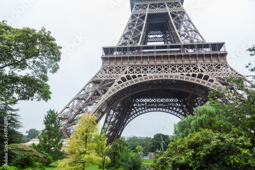 Eiffelturm mit Bäumen © Christian Müller