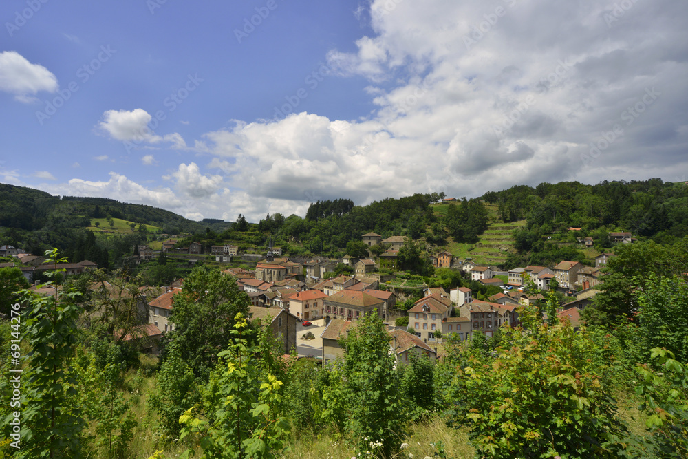 Plongée sur Le village d'Olliergues (63880), département du Puy de Dôme en région Auvergne-Rhône-Alpes, France  