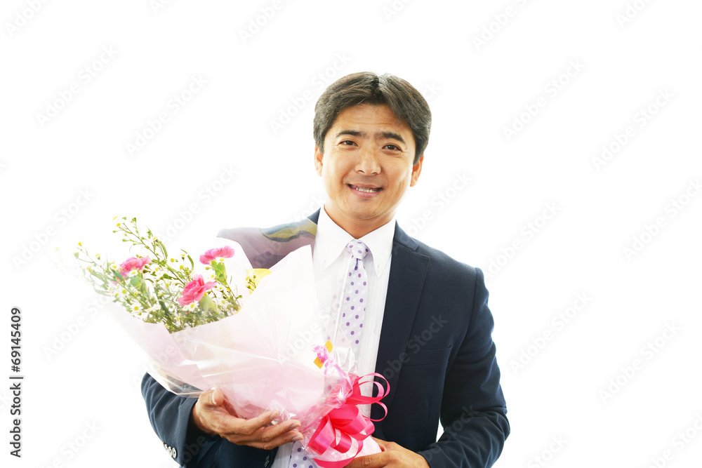 花束を持つ笑顔の男性