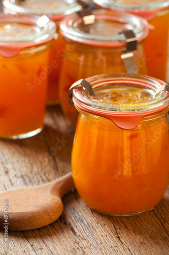 Hausgemachte Marmelade aus Melonen im Glas