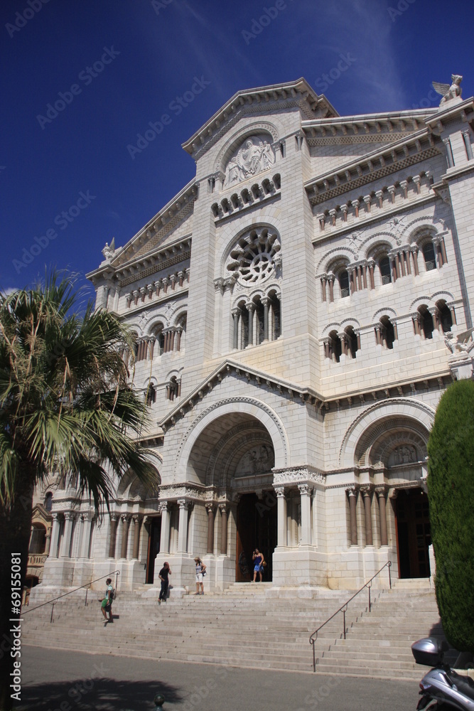 la façade de la cathédrale de Monaco