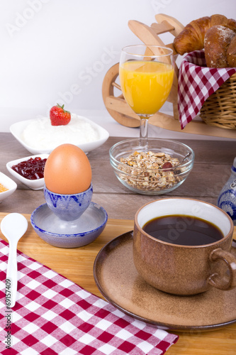 Müsli, Quark, Ei und Kaffee