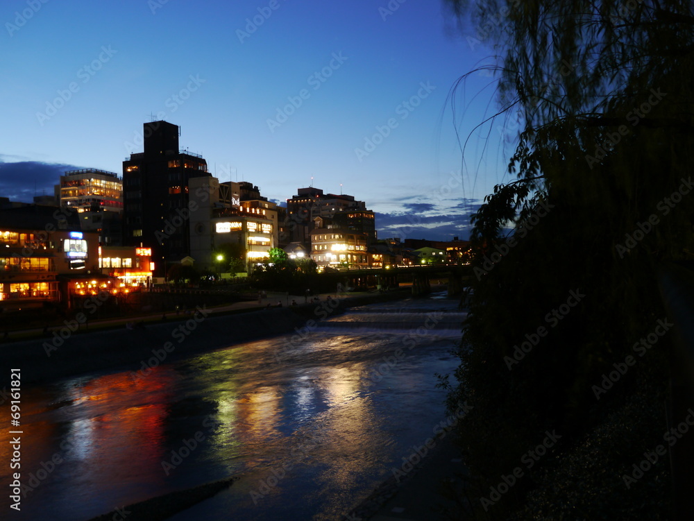 京都　夕闇迫る鴨川の景色
