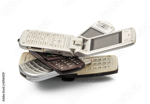 vecchi telefonini in fondo bianco