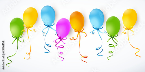 Bunte Luftballons mit Schleifen