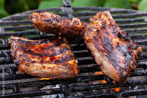 Fotografía Grilling pork spareribs on barbecue grill
