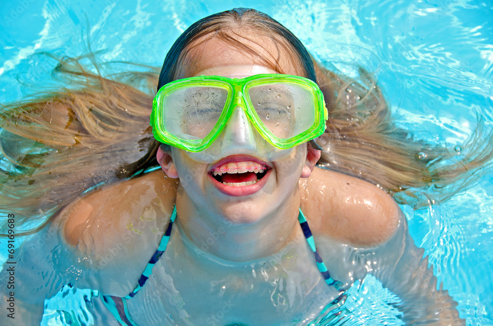 Naklejka premium young girl with swim goggles