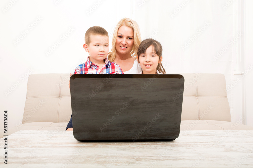 Familie mit Tablet Pc