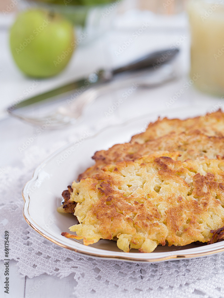 Kartoffelpuffer auf einem Teller angerichtet. Kartoffelpuffer auf einem Teller angerichtet.