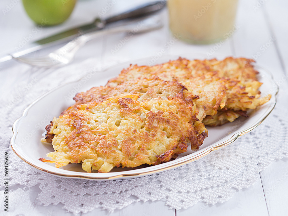 Kartoffelpuffer auf einem Teller angerichtet. Kartoffelpuffer auf einem Teller angerichtet.