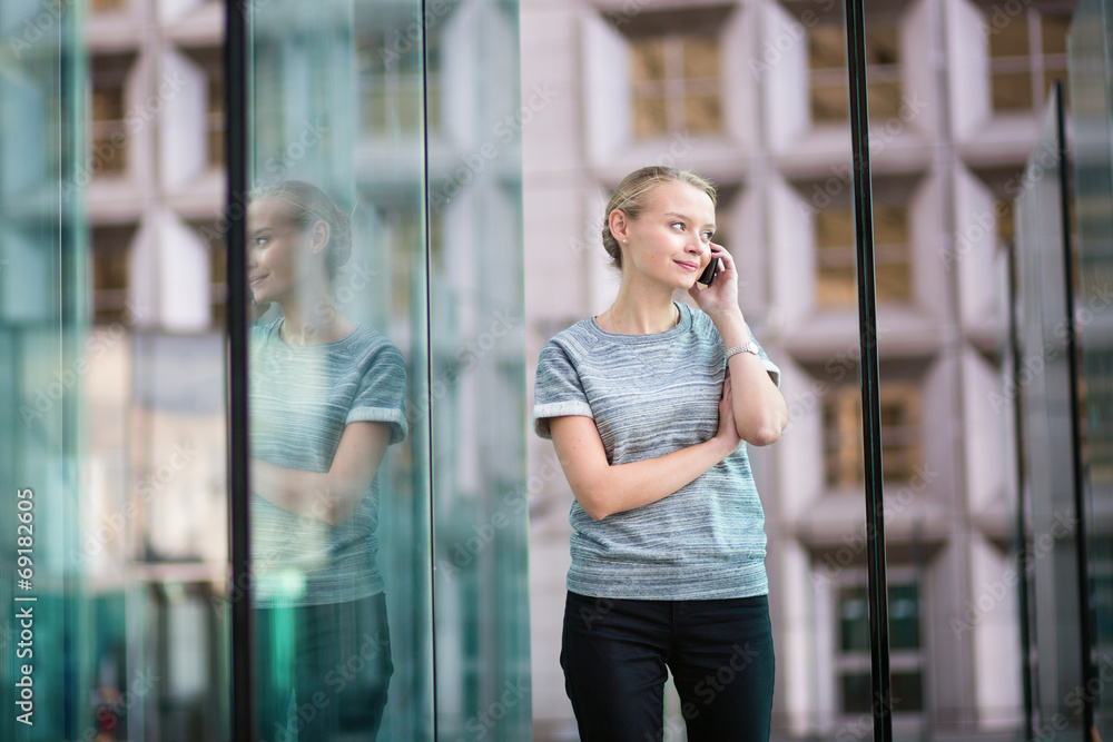 Young business woman speaking on the phone