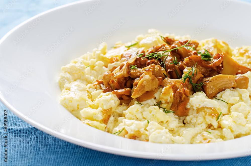 scrambled eggs with fried chanterelles scrambled eggs with fried chanterelles