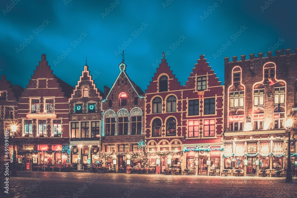 Fototapeta premium Zdobiony i oświetlony rynek w Brugii w Belgii