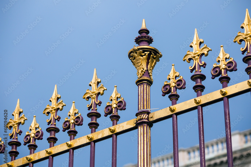 Fototapeta premium Congress Center golden fence and architecture detail in Vienna