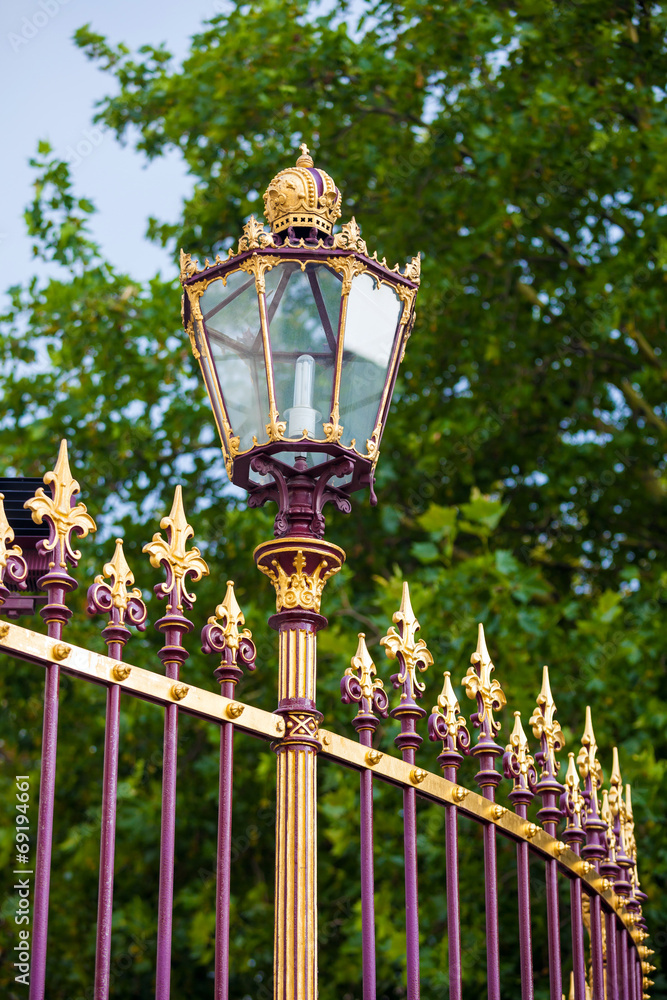 Obraz premium Congress Center golden fence and architecture detail in Vienna